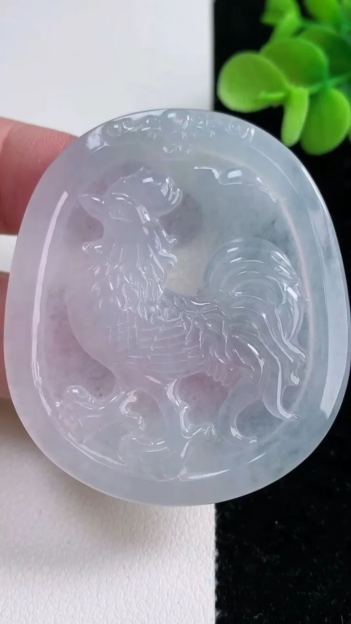 天然A货翡翠生肖鸡吊坠，尺寸53.4-46.5-3.3，重量:22.23g
12月14日