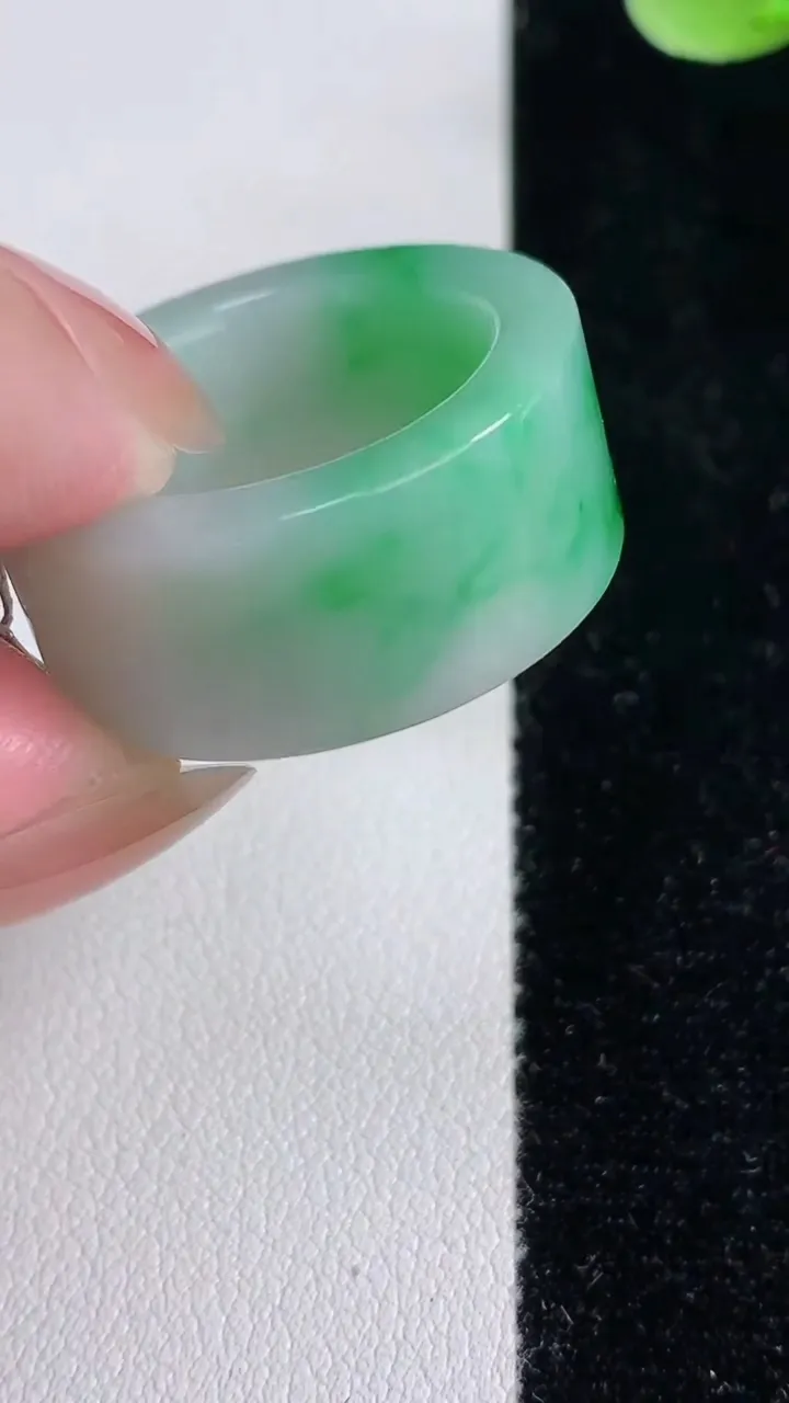 天然A货翡翠指环扳指，尺寸19.6-11.2-3.6，重量:12.00g2025年12月14日
工厂直销收藏佳品,种好水足，色泽均匀，有种有色，上手高大气！