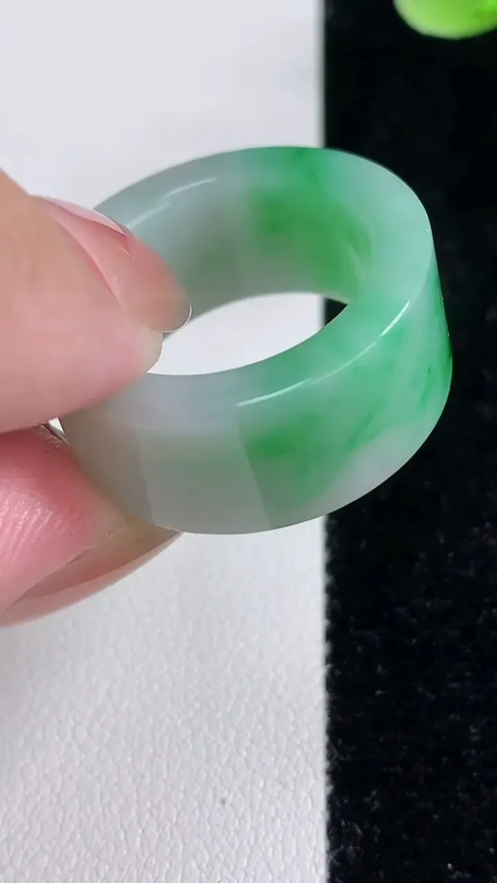 天然A货翡翠指环扳指，尺寸19.6-11.2-3.6，重量:12.00g2025年12月14日
工厂直销收藏佳品,种好水足，色泽均匀，有种有色，上手高大气！