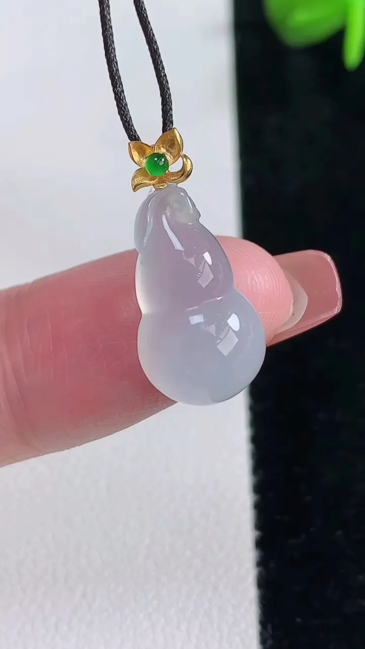 天然A货翡翠种白冰葫芦吊坠，尺寸17-10-6.4，重量:1.91g
12月15日