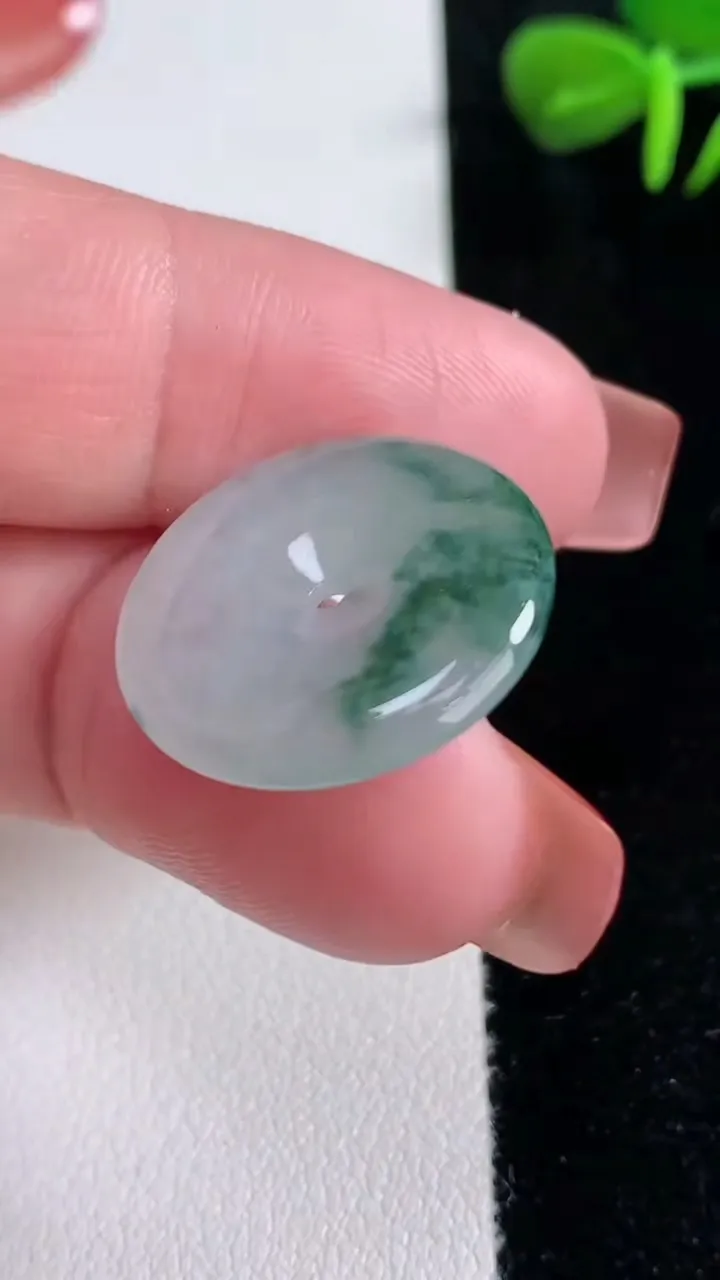 天然A货翡翠冰种飘花平安扣吊坠，尺寸21.2-3.6，重量:3.67g
12月15日