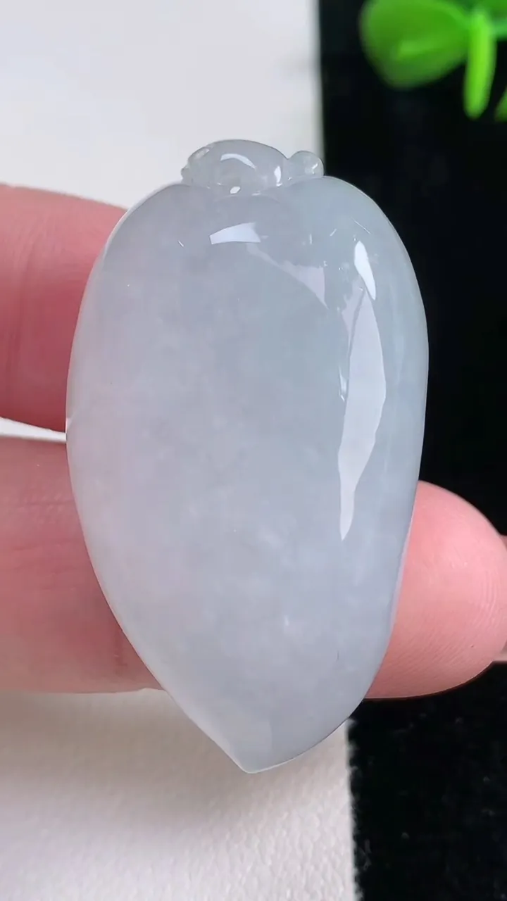 天然A货翡翠福瓜吊坠，尺寸40-23-13.8，重量:26.07g
12月15日