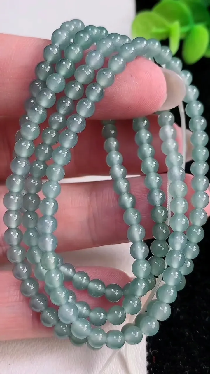 天然A货翡翠小米珠项链，尺寸4-166颗，重:18.58g12月15日
工厂直销收藏佳品,种好水足，色泽均匀，有种有色，上手高大气！