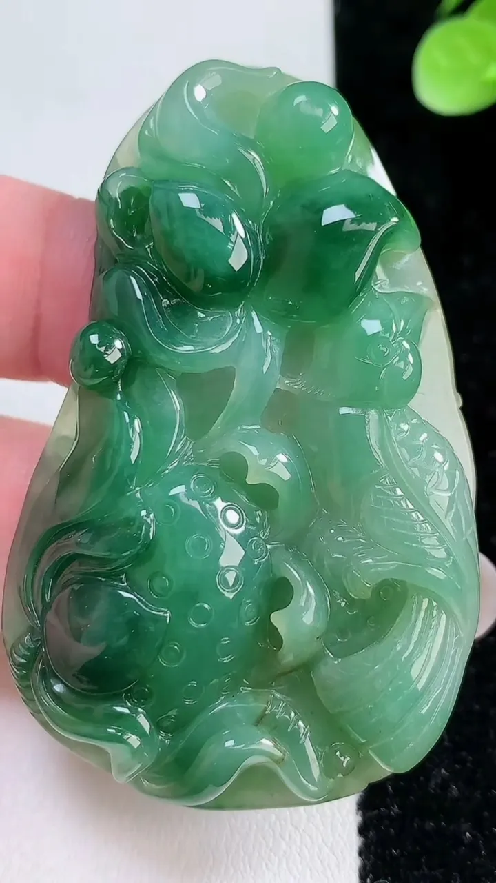 天然A货翡翠鸟语花香吊坠，尺寸61.5-39-8.8，重:33.78g
12月15日