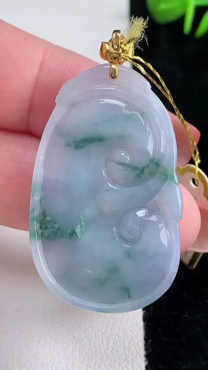 天然A货翡翠18K金紫罗兰飘花如意吊坠，尺寸40.4-25.2-5.7，重量:10.97g
12月15日