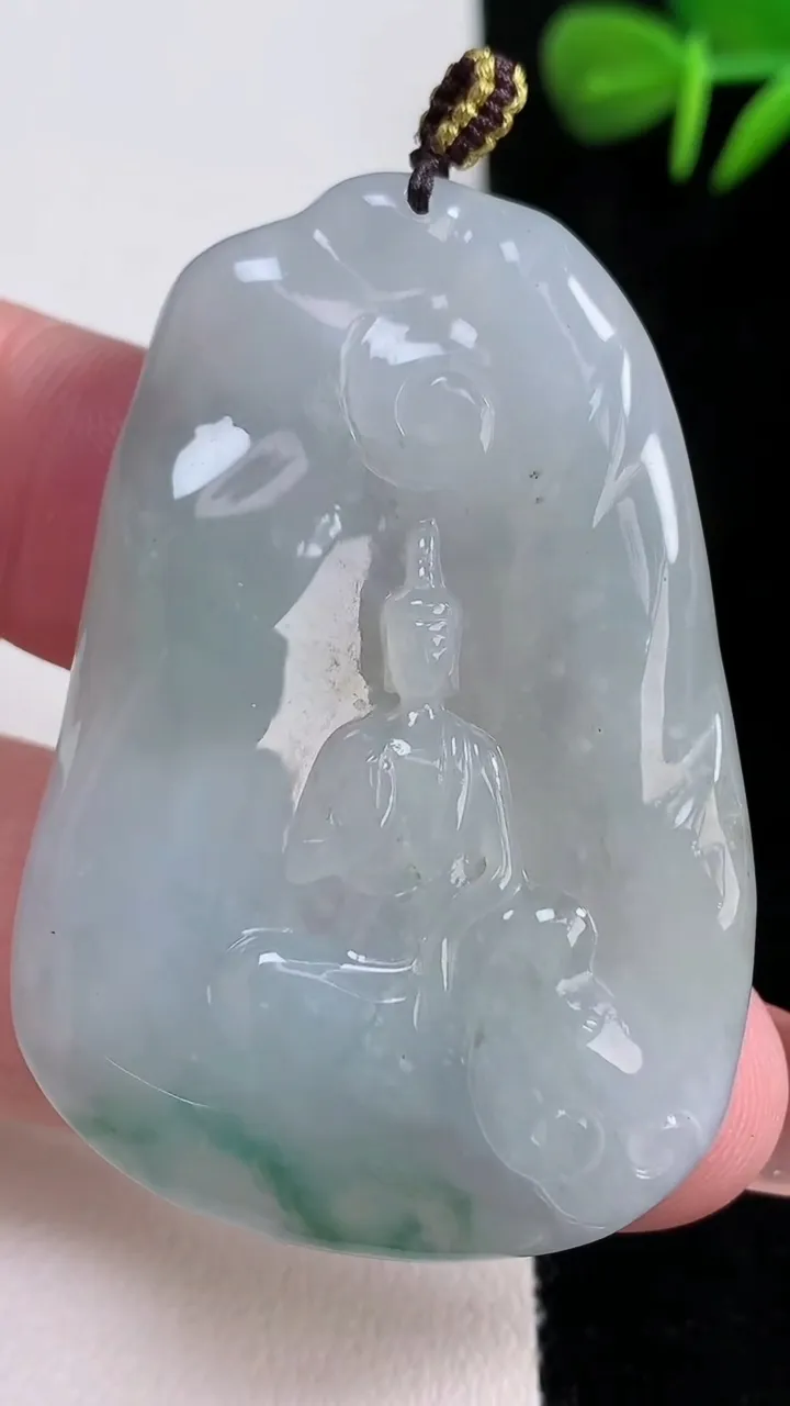 天然A货翡翠飘花观音菩萨吊坠，尺寸49.3-34-5，重量:20.91g
12月15日