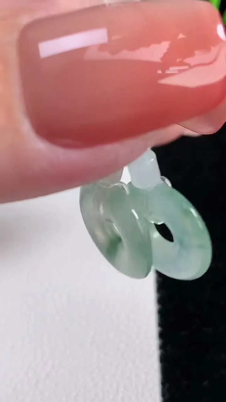 天然A货翡翠冰种飘花平安环吊坠一对，尺寸14-2.8，重量:2.52g
12月15日