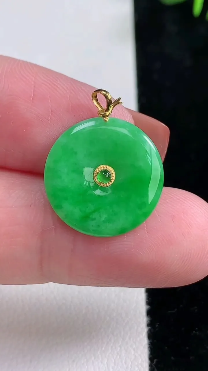 天然A货翡翠平安扣吊坠，尺寸17.4-1.7，重量:1.37g
12月15日