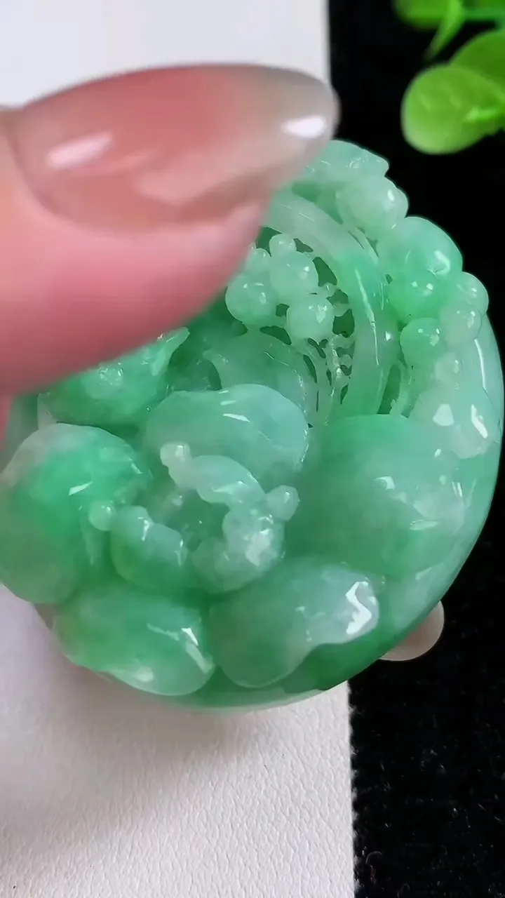 天然A货翡翠鸟语花香吊坠，尺寸55.5-48.6-13.8，重:59.38g
12月15日