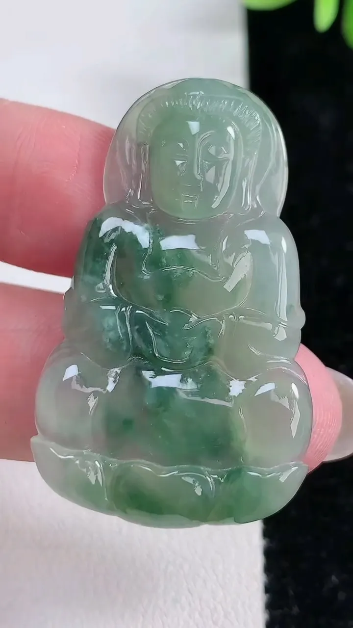 天然A货翡翠飘花观音菩萨吊坠尺寸43.2-25.7-3.2，重:7.08g
12月15日