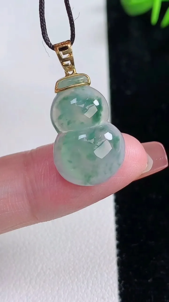 天然A货翡翠种飘花葫芦吊坠，尺寸20.2-13.8-4.6，重量:2.24g
12月16日