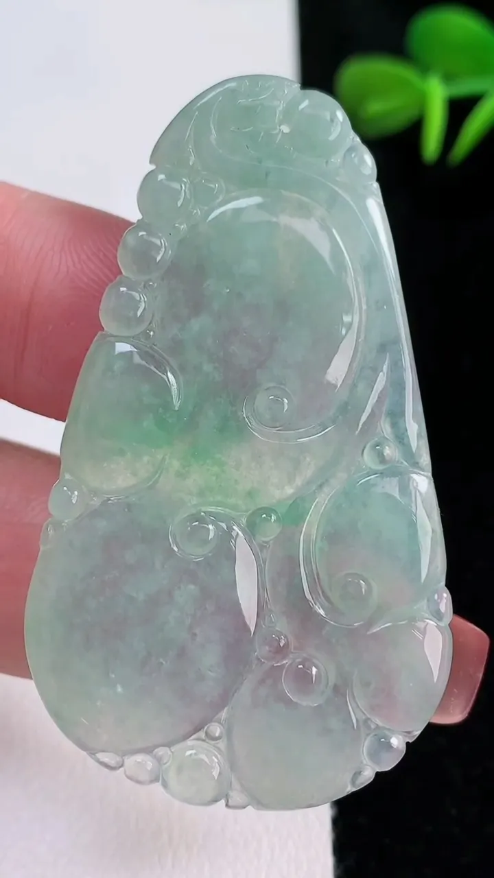 天然A货翡翠如意吊坠，尺寸53.2-31-2.2，重量:9.68g
12月15日