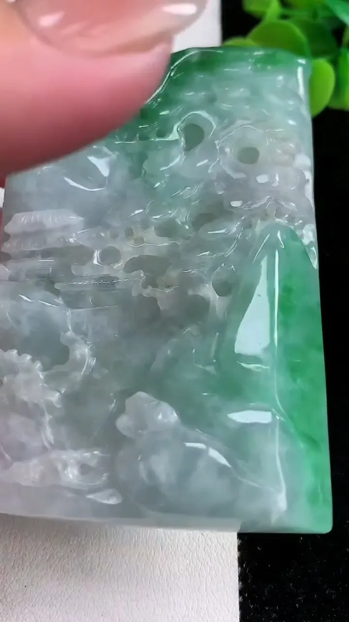 天然A货翡翠山水牌吊坠，尺寸75.6-50-9，重:88.75g
12月15日