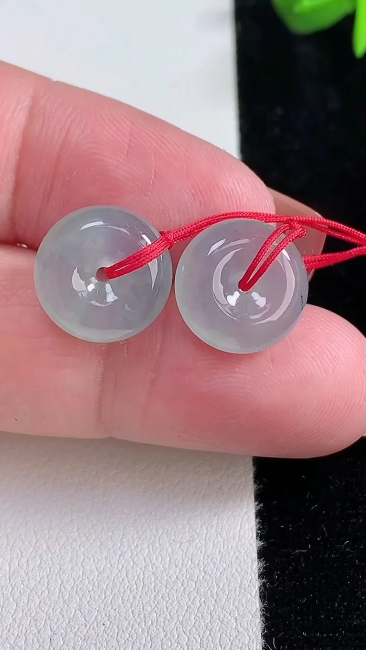 天然A货翡翠冰种飘花平安扣吊坠一对，尺寸12.6-5，重量:3.50g
12月15日