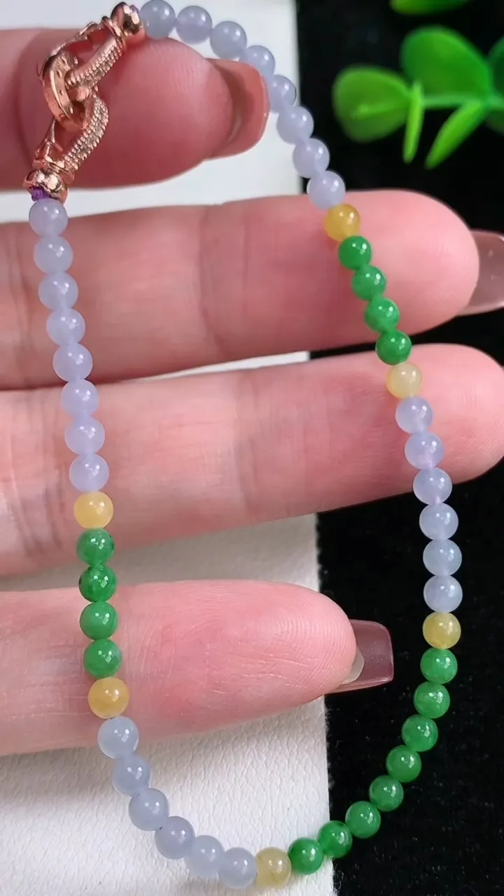 天然A货翡翠三彩小米珠手串，尺3.5-50颗，重量:5.26g12月15日
工厂直销收藏佳品,种好水足，色泽均匀，有种有色，上手高大气！