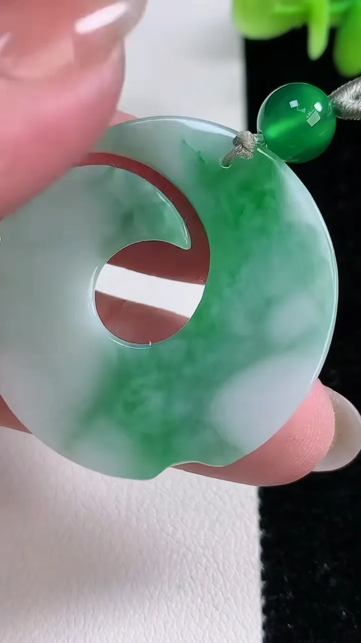 天然A货翡翠时来运转吊坠，尺寸38.6-4.3，重:10.24g
12月15日