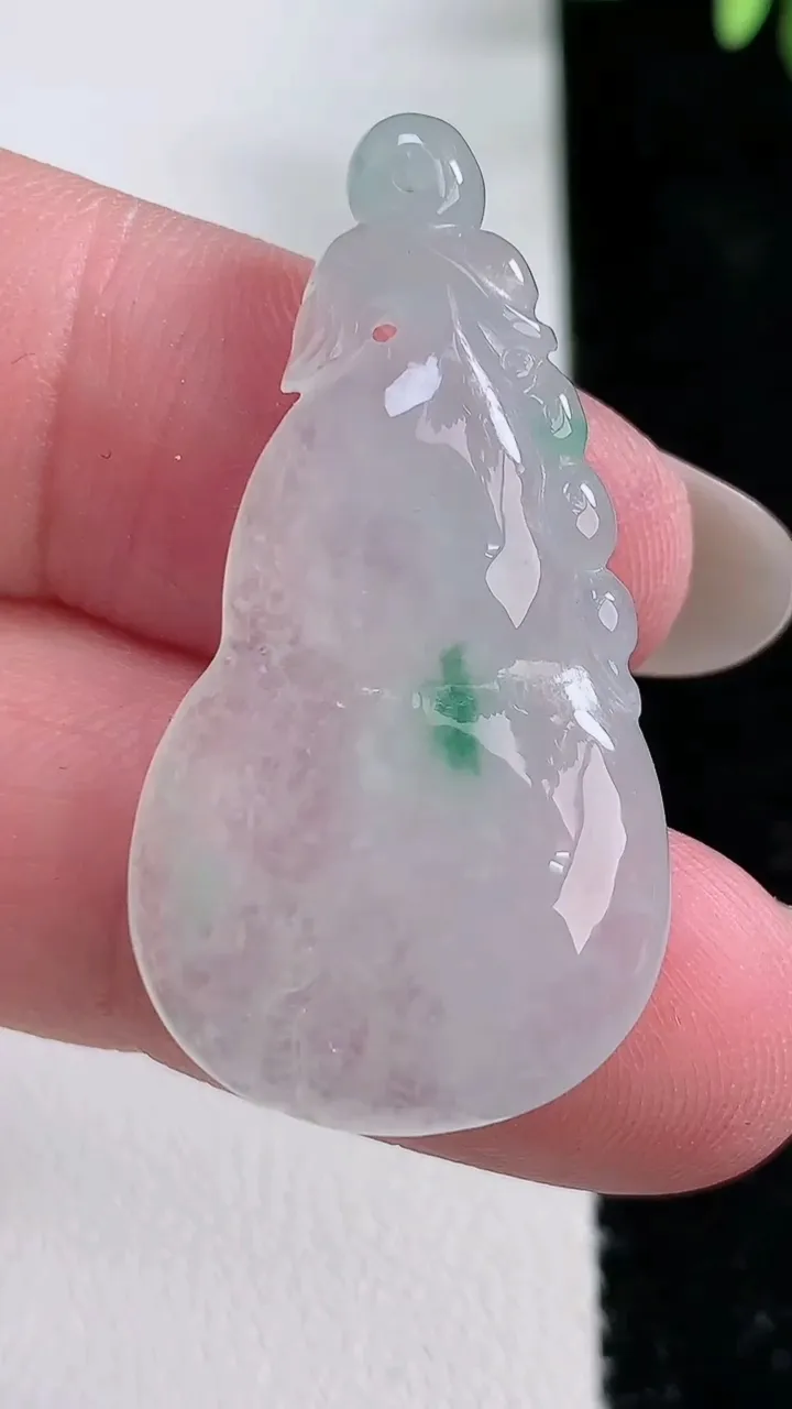 天然A货翡翠飘花葫芦吊坠，尺寸32.6-20-5.8，重:7.18g
12月15日