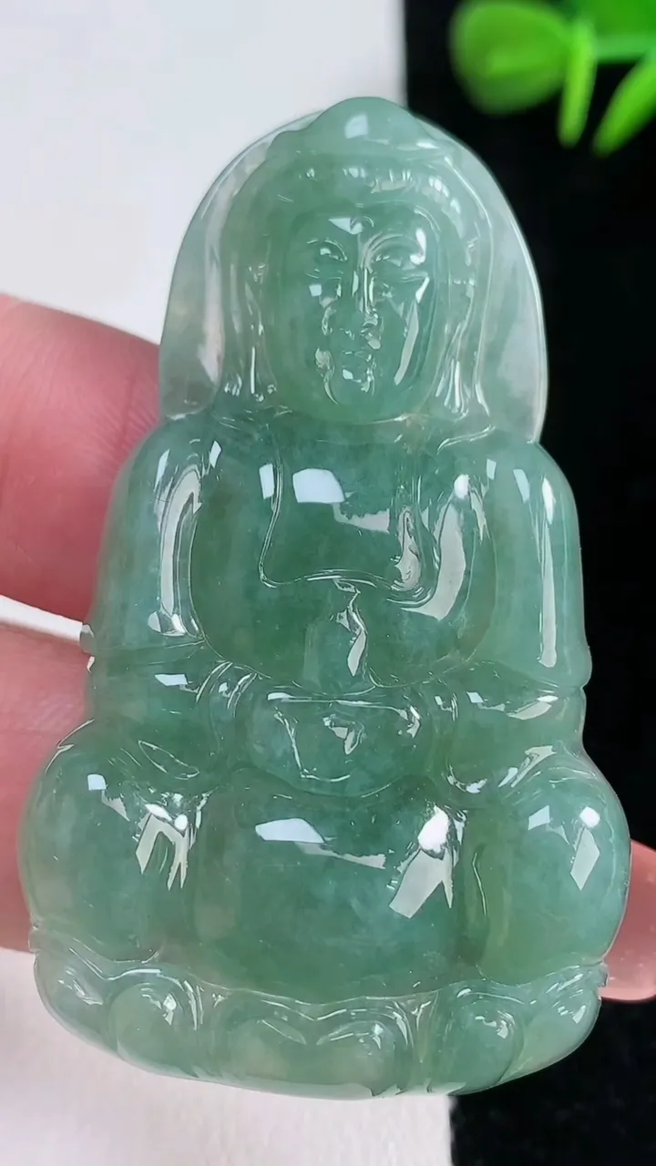 天然A货翡翠观音菩萨吊坠，尺寸52.4-31.2-5.4，重量:16.24g
12月15日
