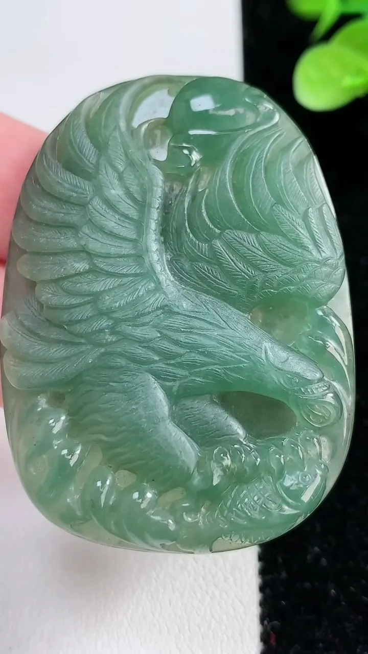 天然A货翡翠大鹏展翅吊坠，尺寸55.5-40-8.3，重:40.21g
12月15日