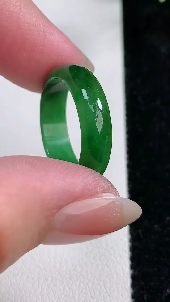 天然A货翡翠指环戒指，尺寸18.7-6-3，重:2.89g2025年12月15日
工厂直销收藏佳品,种好水足，色泽均匀，有种有色，上手高大气！