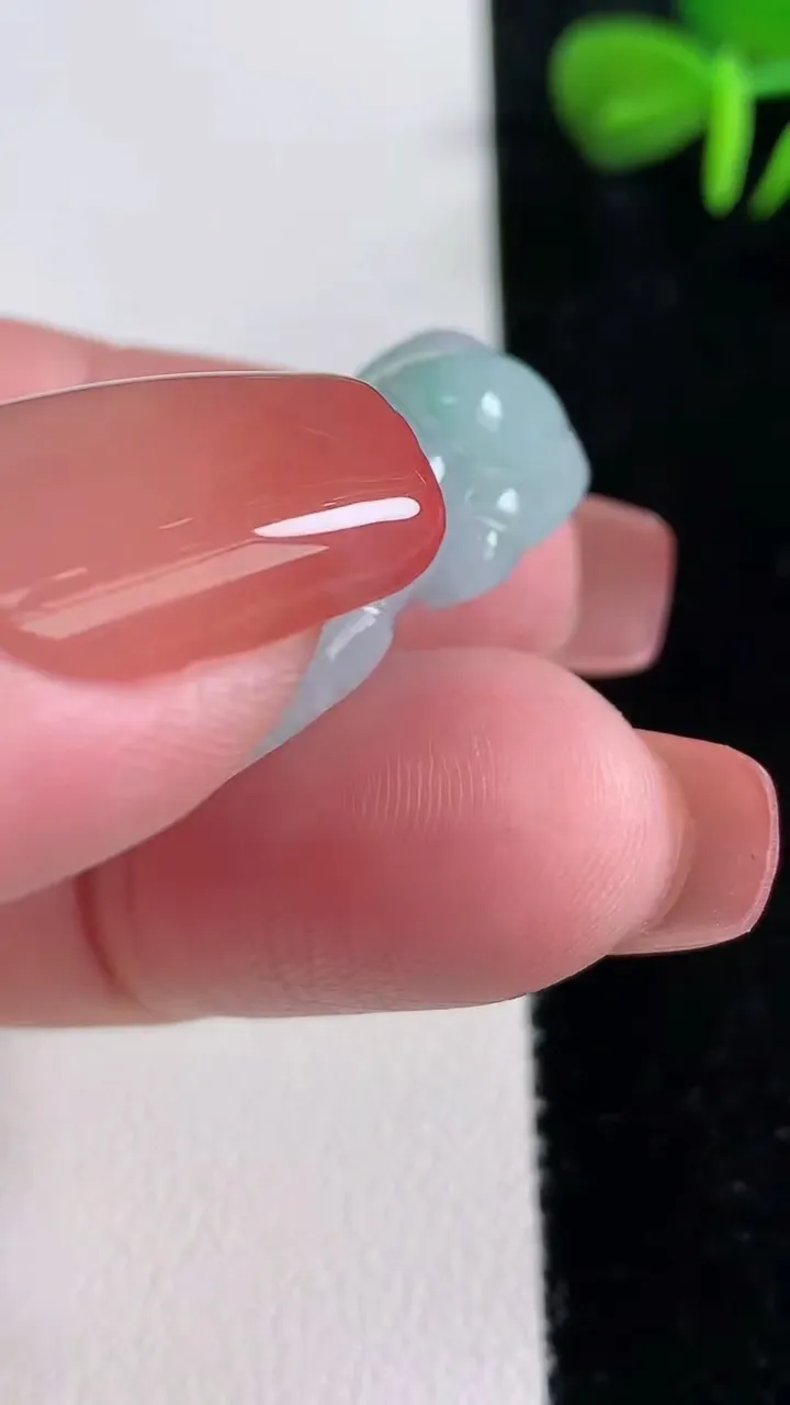 天然A货翡翠生肖牛吊坠，尺寸31.8-16.7-8.8，重量:10.05g
12月15日