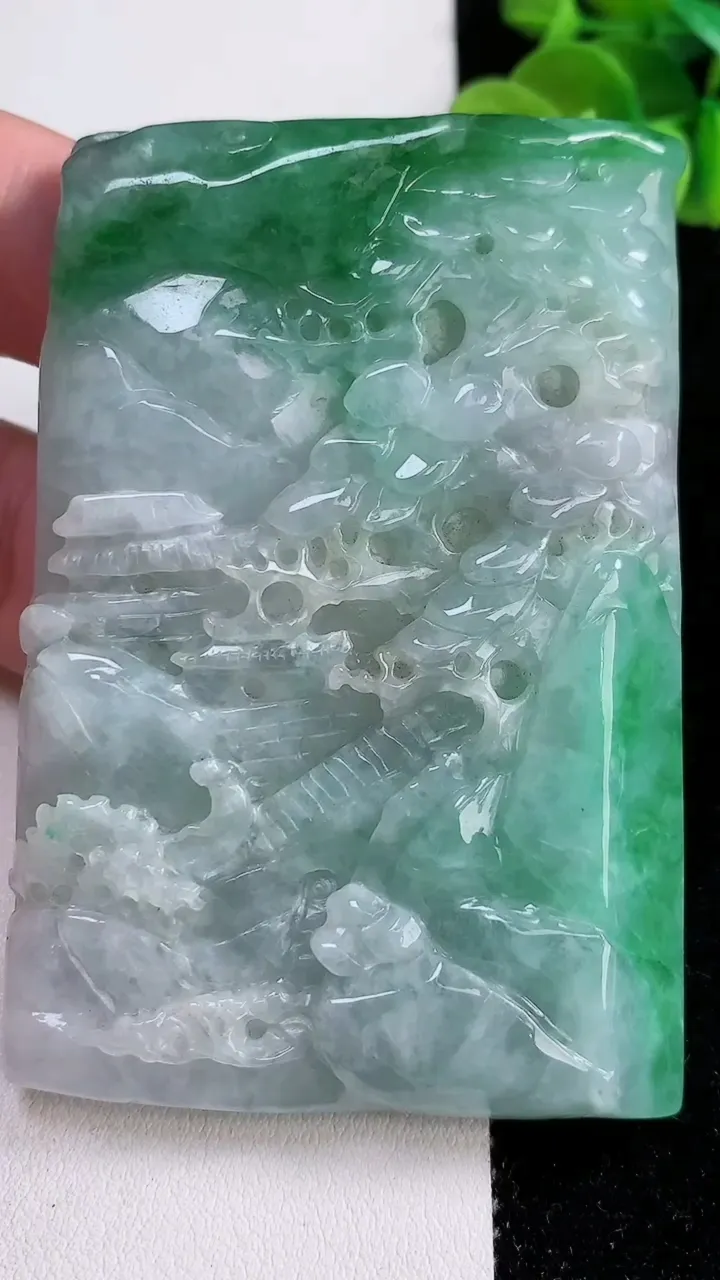 天然A货翡翠山水牌吊坠，尺寸75.6-50-9，重:88.75g
12月15日