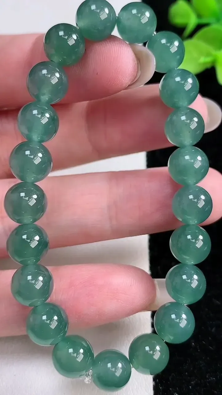 天然A货翡翠圆珠手串，尺寸8.8-21颗，重:24.38g12月15日
工厂直销收藏佳品,种好水足，色泽均匀，有种有色，上手高大气！
