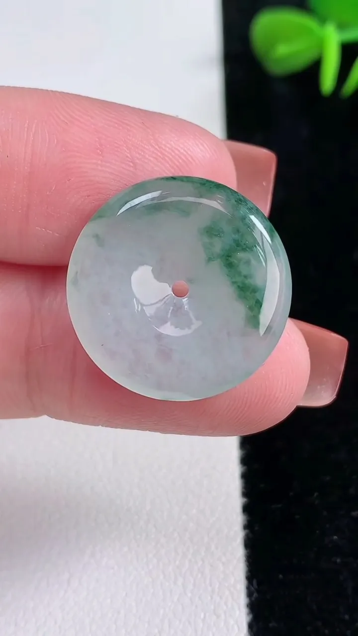 天然A货翡翠冰种飘花平安扣吊坠，尺寸21.2-3.6，重量:3.67g
12月15日