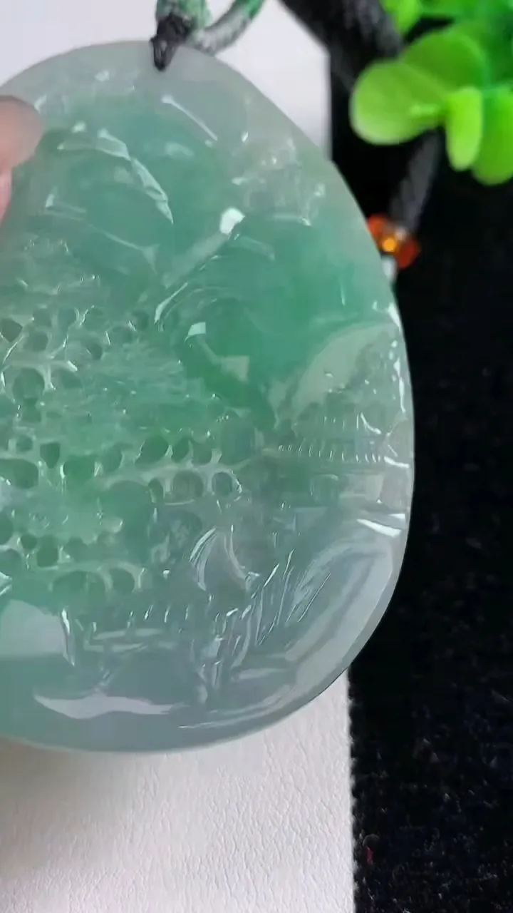 天然A货翡翠吊坠，尺寸61.5-39-8.8，重:33.78g
12月15日