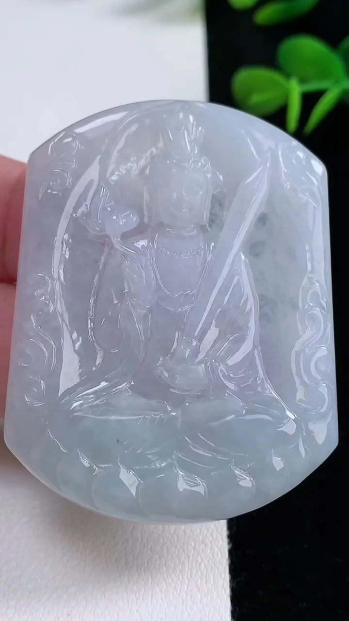 天然A货翡翠虚空藏菩萨吊坠，尺寸54.4-42.5-4.5，重量:26.12g
12月15日