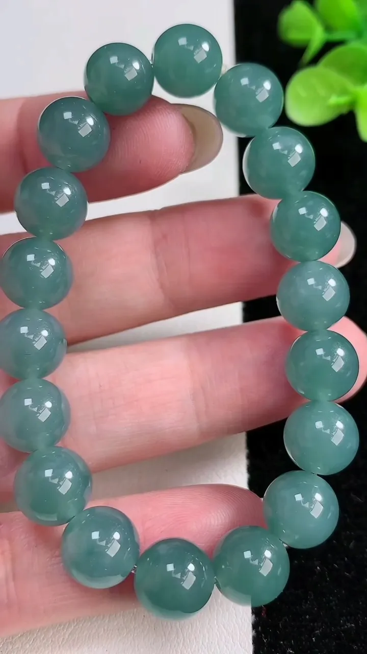 天然A货翡翠圆珠手串，尺寸9.8-18颗，重:30.92g12月15日
工厂直销收藏佳品,种好水足，色泽均匀，有种有色，上手高大气！