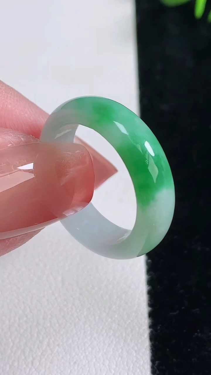 天然A货翡翠指环戒指，尺寸18.3-6-3，重量:3.82g2025年12月15日
工厂直销收藏佳品,种好水足，色泽均匀，有种有色，上手高大气！