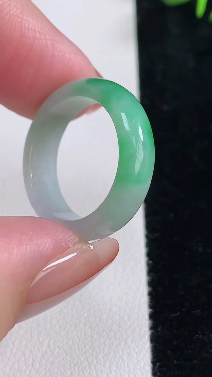 天然A货翡翠指环戒指，尺寸18.3-6-3，重量:3.82g2025年12月15日
工厂直销收藏佳品,种好水足，色泽均匀，有种有色，上手高大气！