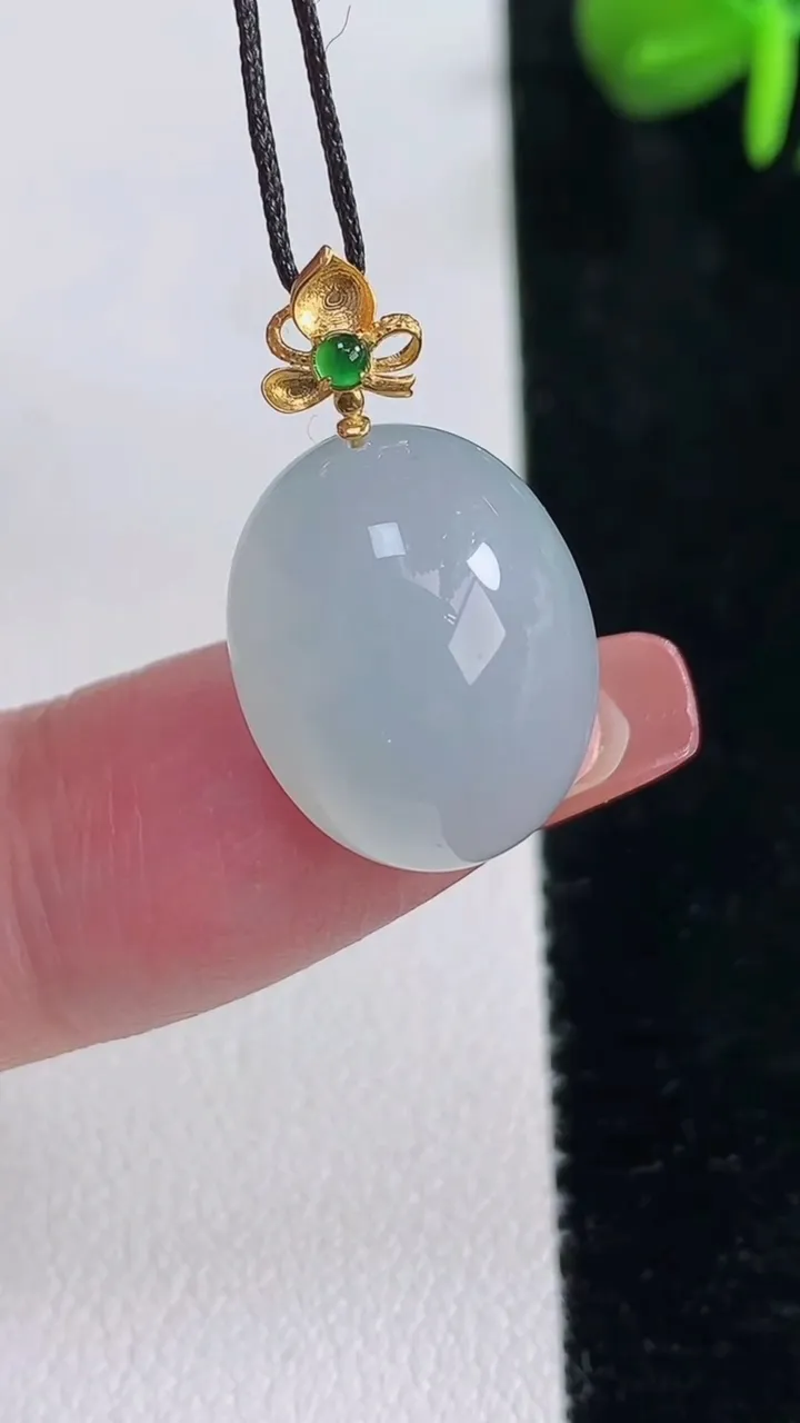 天然A货翡翠蛋面吊坠，尺寸17.2-14-9.6，重量:3.91g
12月15日