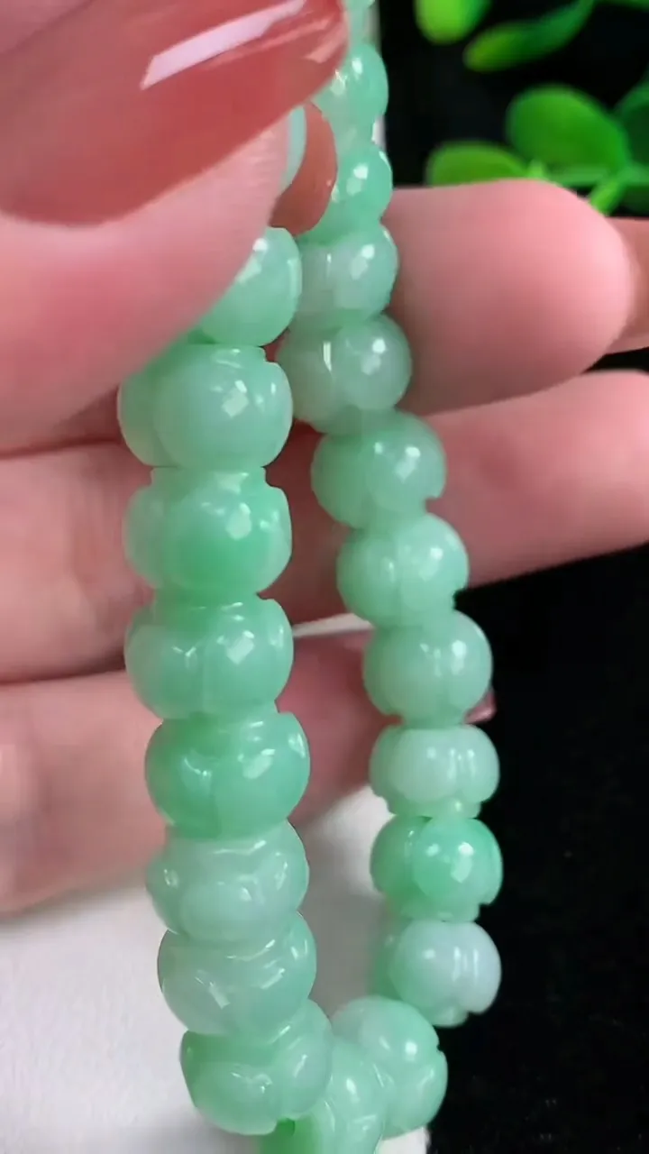 天然A货翡翠莲花手串，尺寸10-6.2-23颗，重量:35.05g12月15日
工厂直销收藏佳品,种好水足，色泽均匀，有种有色，上手高大气！
