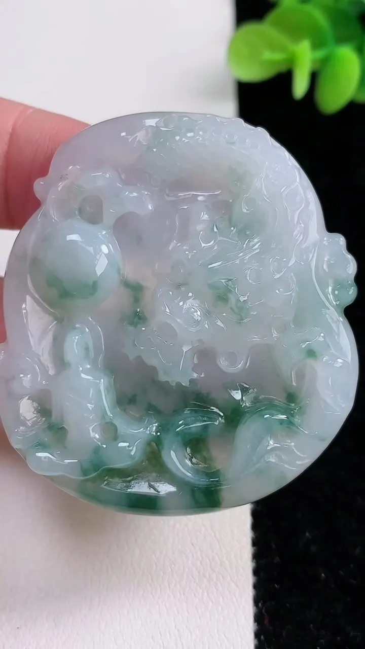 天然A货翡翠飘花龙牌吊坠，尺寸51-42-6.3，重:22.11g
12月15日