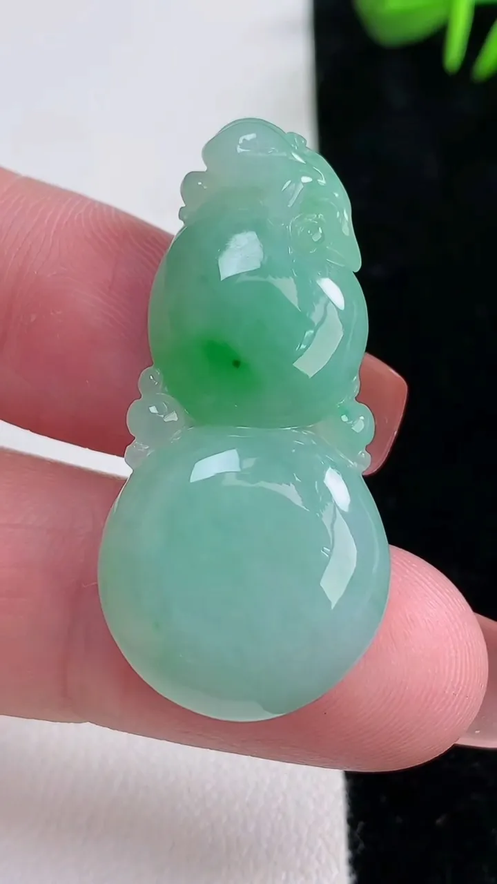 天然A货翡翠葫芦吊坠，尺寸38.7-18.6-5.7，重量:7.51g
12月15日