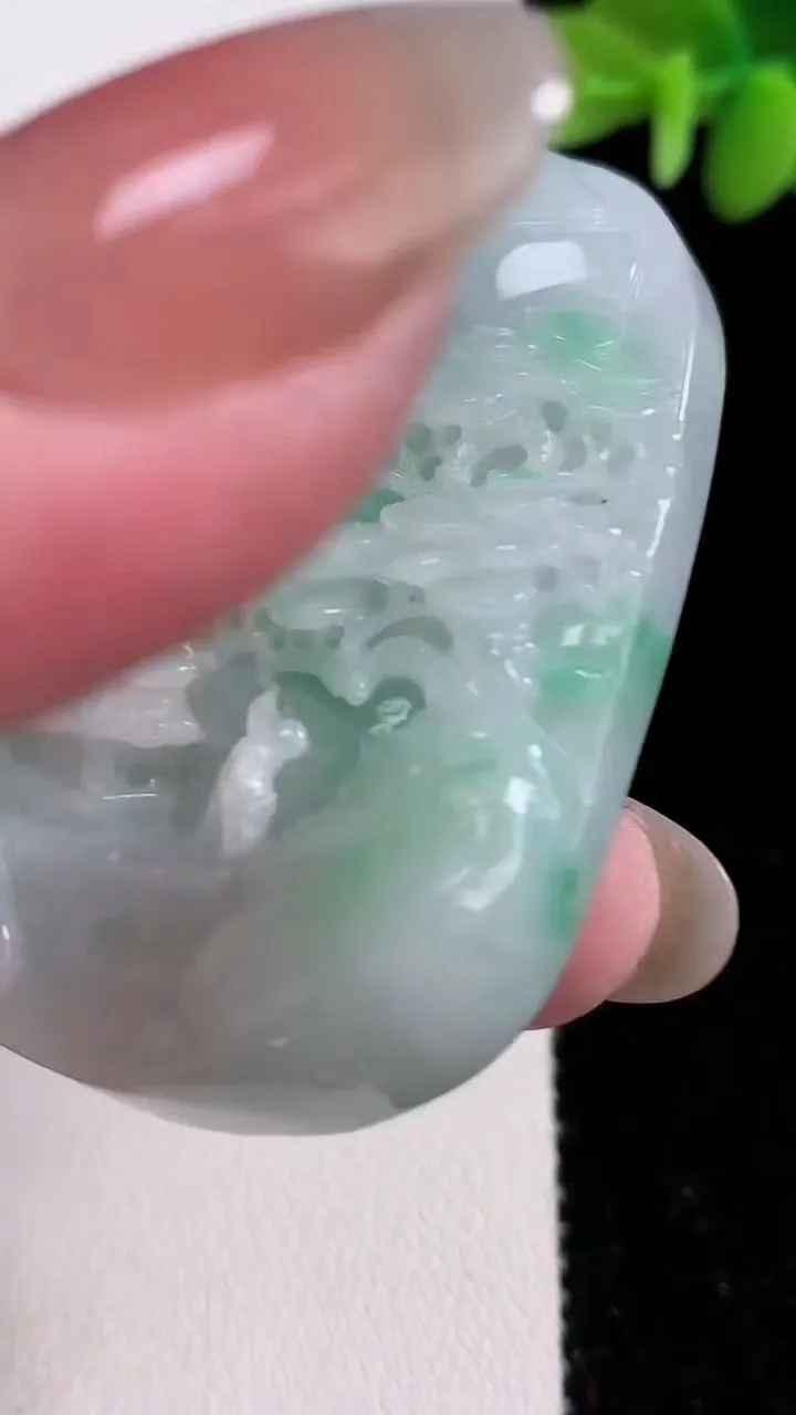 天然A货翡翠山水牌吊坠，尺寸54.4-40-11.8，重:51.81g
12月15日