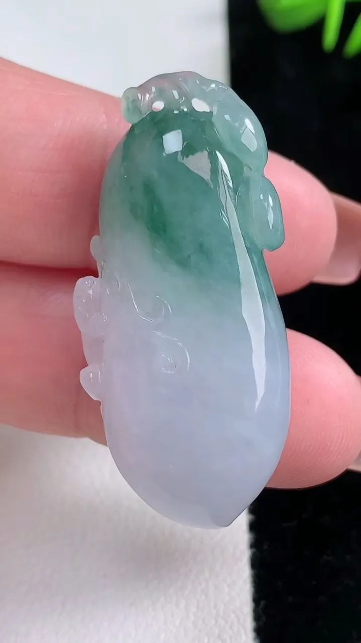 天然A货翡翠飘花福瓜吊坠，尺寸40.2-19.2-10.3，重量:13.93g
12月15日