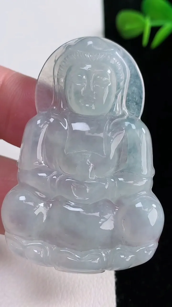 天然A货翡翠观音菩萨吊坠，尺寸52.2-35.5-4.6，重量:13.92g
12月15日