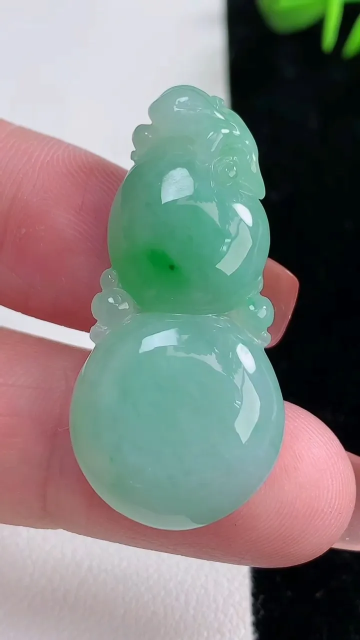 天然A货翡翠葫芦吊坠，尺寸38.7-18.6-5.7，重量:7.51g
12月15日