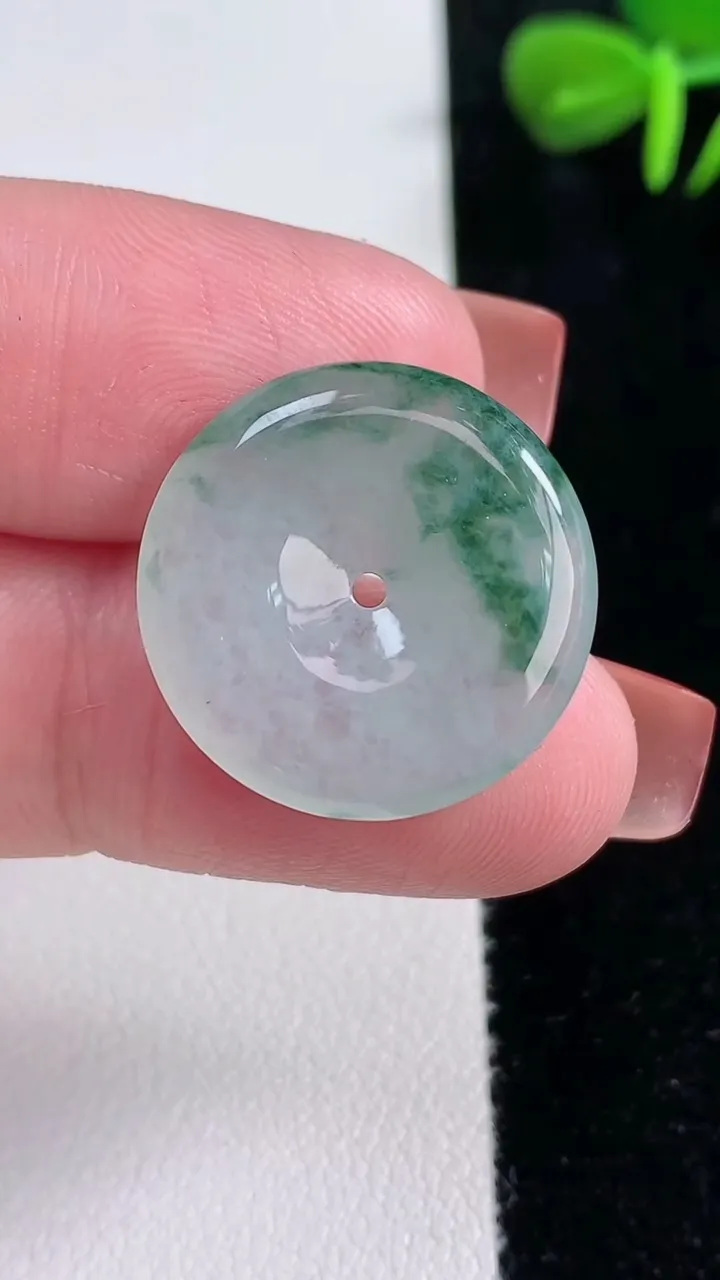 天然A货翡翠冰种飘花平安扣吊坠，尺寸21.2-3.6，重量:3.67g
12月15日