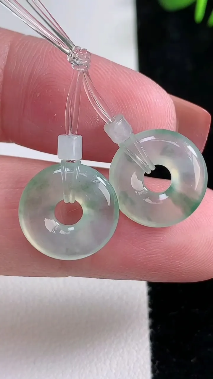 天然A货翡翠冰种飘花平安环吊坠一对，尺寸14-2.8，重量:2.52g
12月15日
