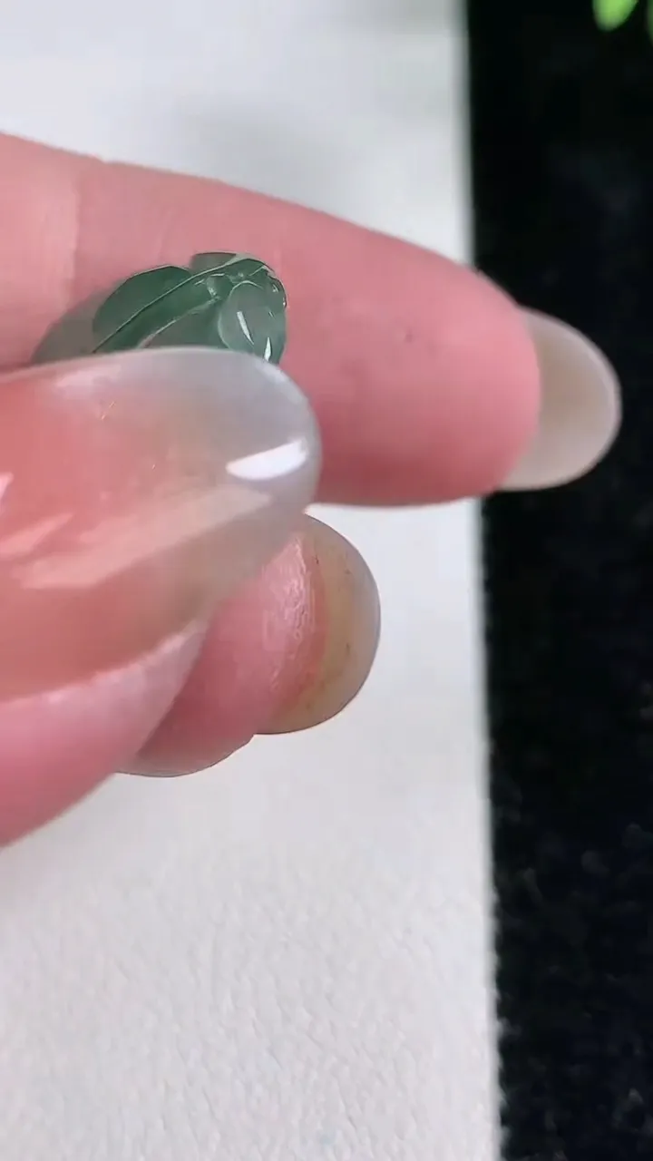 天然A货翡翠金枝玉叶 叶子吊坠，尺寸33-21.2-4.5，重:5.15g
12月15日