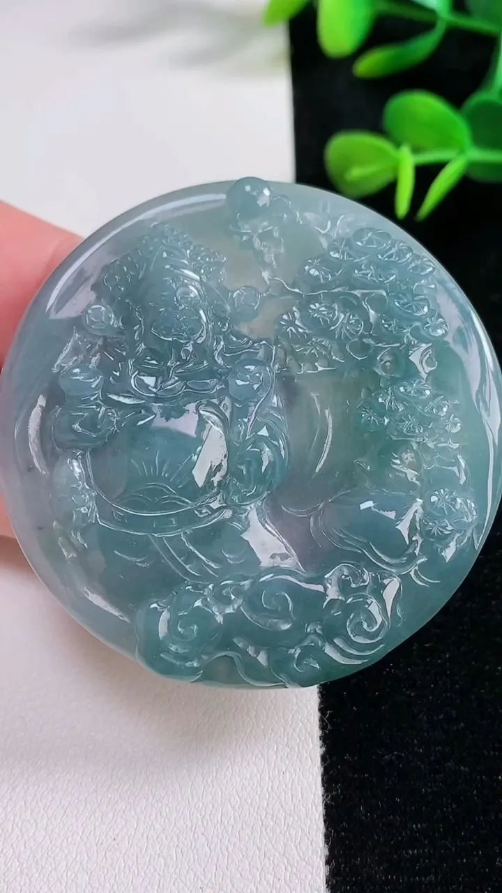 天然A货翡翠蓝水山水财神爷吊坠，尺寸53.5-5.2，重量:28.56g
12月15日