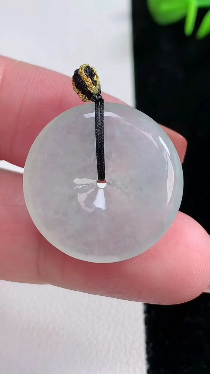 天然A货翡翠平安扣吊坠，尺寸24.2-5，重量:6.43g
12月15日