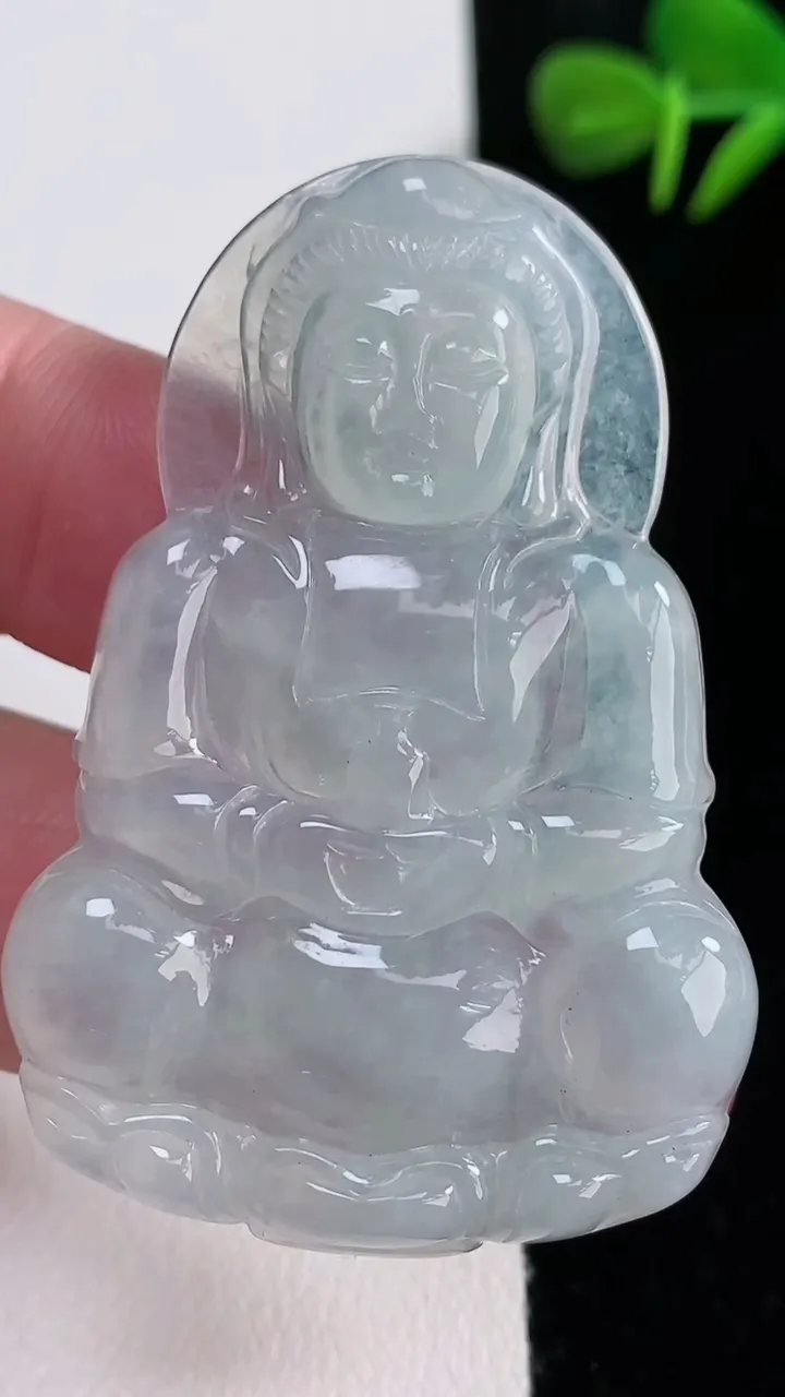 天然A货翡翠观音菩萨吊坠，尺寸52.2-35.5-4.6，重量:13.92g
12月15日