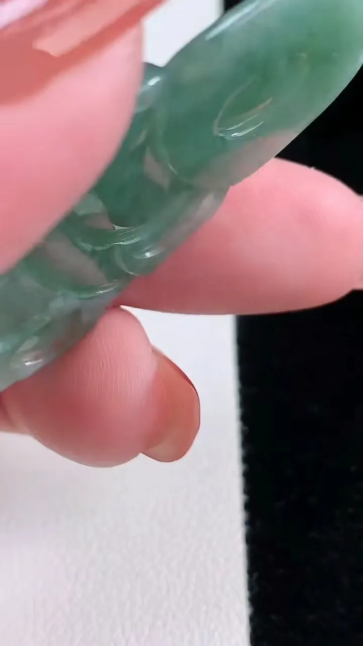 天然A货翡翠观音菩萨吊坠，尺寸52.4-31.2-5.4，重量:16.24g
12月15日