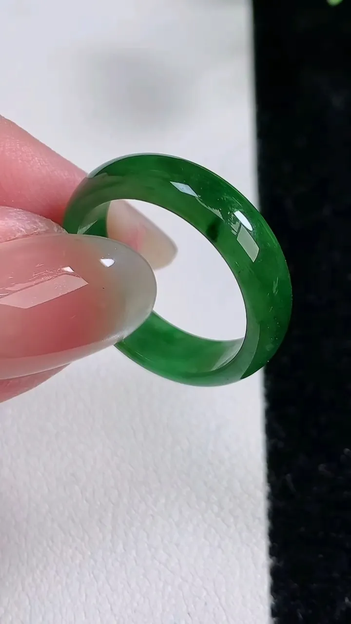 天然A货翡翠指环戒指，尺寸18.7-6-3，重:2.89g2025年12月15日
工厂直销收藏佳品,种好水足，色泽均匀，有种有色，上手高大气！