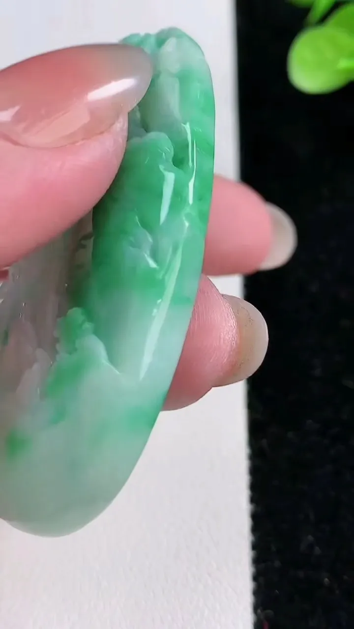 天然A货翡翠山水牌吊坠，尺寸58-36-8，重:37.03g
12月15日